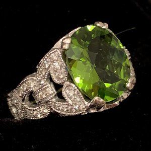 DIAMOND & PERIDOT Ring in 18k White Gold